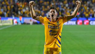 Florian Thauvin festejando gol con Tigres en el Clásico Regio