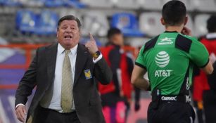 Piojo Herrera reacciona durante partido ante Pachuca