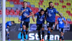 Jugadores del Querétaro festejando un gol a favor