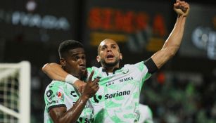 Doria celebrando un gol con Santos 