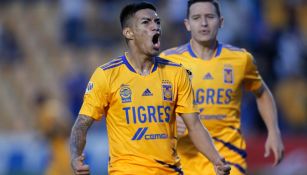 Raymundo Fulgencio celebrando un gol con Tigres 