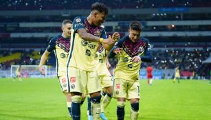 Roger y Zendejas festejan gol en el Azteca