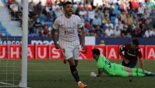 Tecatito Corona festejando su primer gol con el Sevilla