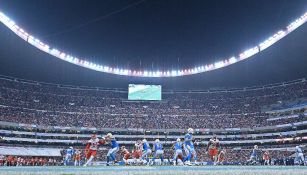 Partido de la NFL jugándose en la cancha del Estadio Azteca