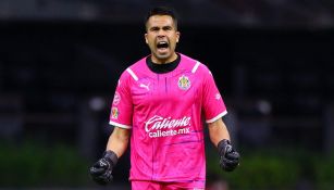 Miguel Jiménez festejando gol de Chivas en partido de Liga MX