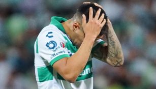 Leo Suárez se lamenta durante partido