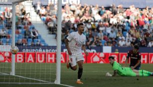 Tecatito Corona celebrando un gol con el Sevilla