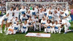 Plantel del Real Madrid con el trofeo de LaLiga