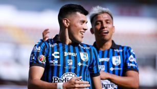 Jugadores de Querétaro celebrando un gol a favor