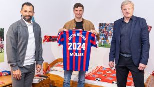 Thomas Müller posa con su camiseta tras su renovación 