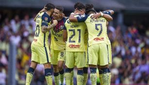 Jugadores del América festejando gol ante Puebla en el Estadio Azteca