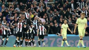 Jugadores del Newcastle festejando gol anotado al Arsenal