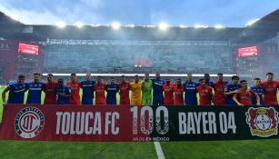 Jugadores del Toluca y del Bayer Leverkusen en abrazo