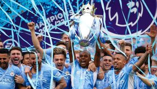Manchester City festejando la obtención del título en Premier League