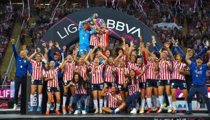 Chivas levantando la copa del Clausura 2022