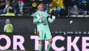 Óscar Ustari festejando un gol de Pachuca
