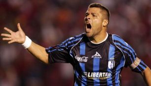 Mauro Gerk festejando un gol con Querétaro
