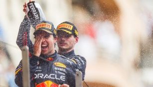 Sergio 'Checo' Pérez y Max Verstappen celebran con Red Bull