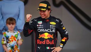 Checo Pérez festejando haber ganado GP Mónaco