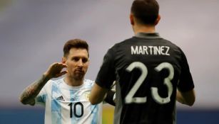 Messi frente a Emiliano Martínez en un partido de Argentina