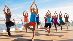 Clase de yoga al aire libre