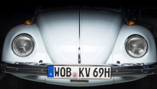 Parte frontal del Volkswagen blanco 
