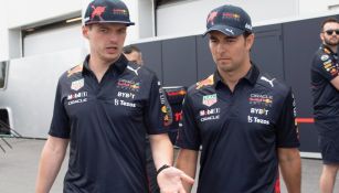 Max Verstappen y Sergio Pérez conversando