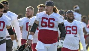 NFL: Centro de Buccaneers salió en camilla de entrenamiento por lesión en rodilla