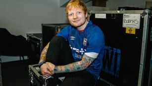 Ed Sheeran con la playera del Ipswich Town Football Club de Inglaterra