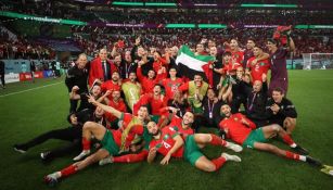 Jugadores de Marruecos festejando con bandera de Palestina