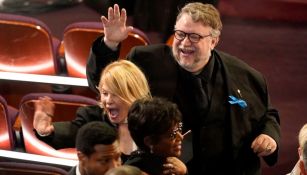 Del Toro apareció con un moño azul en Oscar 2023