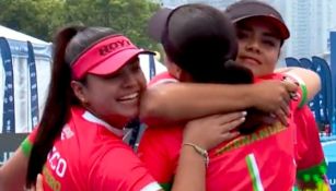 Las mexicanas se abrazan luego de obtener el triunfo