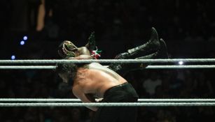 WWE en México: Roman Reings venció a Rey Misterio y retiene el Campeonato Universal Indiscutido