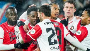 Javairo y Santiago Giménez celebran un gol con el Feyenoord