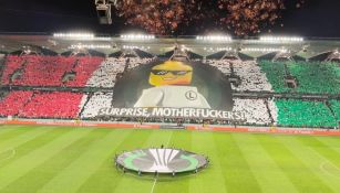¡'Sorpresa, hijos de p***'! Ultras del Legia Varsovia retan a la UEFA con pancarta