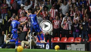 Chivas 'golea' a Cruz Azul en la tribuna del Estadio Azteca