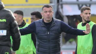 Lecce despide a su entrenador tras agresión a jugador de Hellas Verona