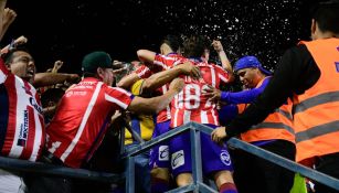 Euforia en el Alfonso Lastras: Jugadores de San Luis festejan gol en las gradas con la afición