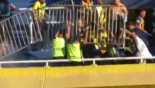 ¡Inaceptable! Aficionados de Rosario Central tiran vallas del estadio contra seguidores de Peñarol