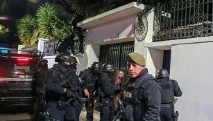 La policía ecuatoriana irrumpe en la embajada de México en Quito, Ecuador