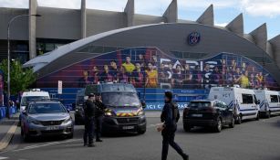 Ultras del PSG lanzan pirotecnia para molestar a jugadores del Barcelona en su hotel