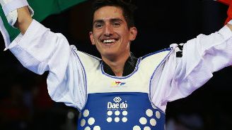 Saúl Gutiérrez festeja en el Mundial de Taekwondo