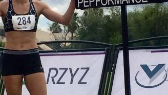 Yvonne Treviño posa al lado de la marca que impuso en el Campeonato Nacional de Atletismo