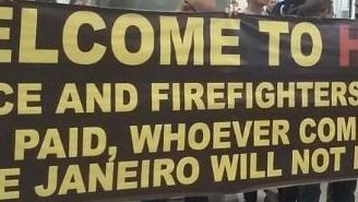 Policías y bomberos de Río se manifiestan con mantas