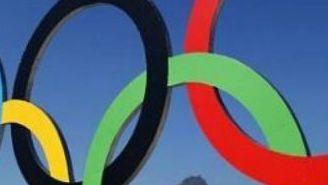 Anillos olímpicos colocados en una playa de Río de Janeiro