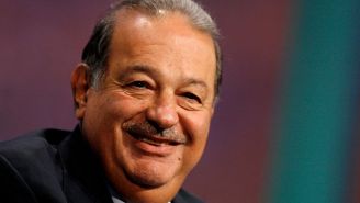 Carlos Slim sonríe durante un evento