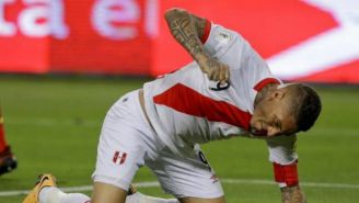 Paolo Guerrero se lamenta en un partido de Perú