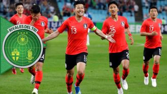 Jugadores de Corea del Sur celebran una anotación 