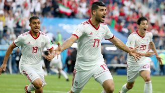 Jugadores de Irán festeja el gol del triunfo vs Marruecos