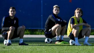 Ivan Rakitic, Luka Modric y un compañero observan entrenamiento de Croacia 